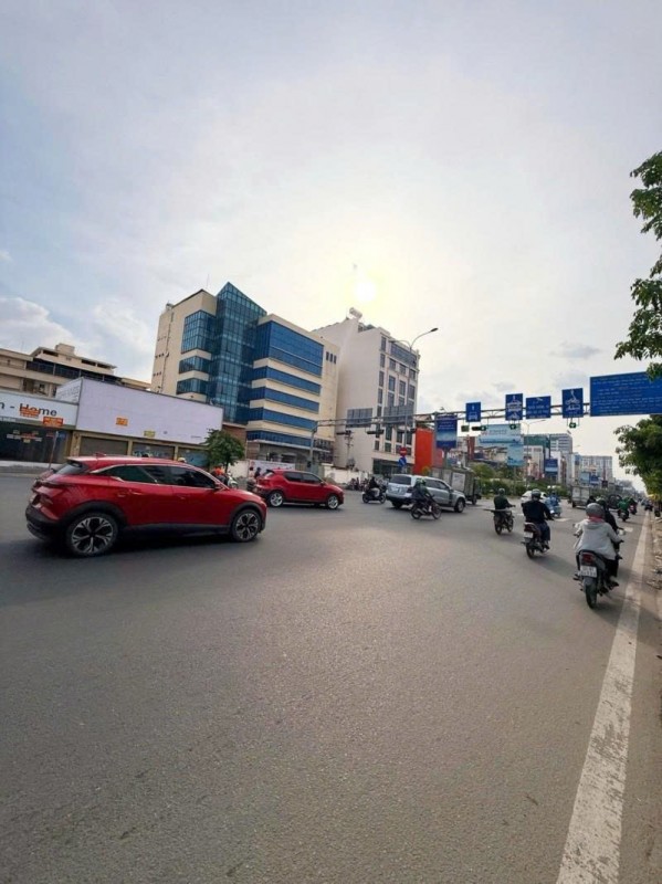 Bán nhà Mặt tiền Cộng Hòa, ngay VinCome, Út Tịch, 5x23m, 3 Tầng - 4 PN, chỉ 32 Tỷ.