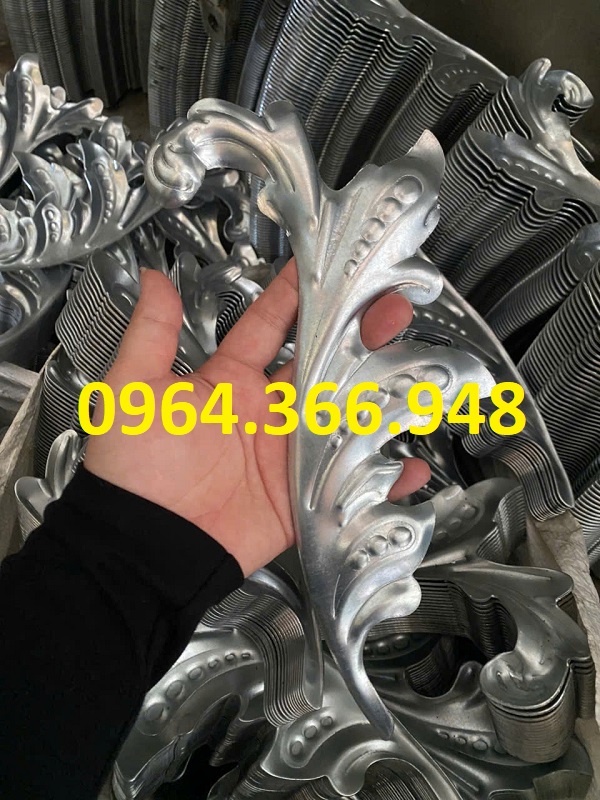Lá cong tôn dập trang trí cho cổng và lan can