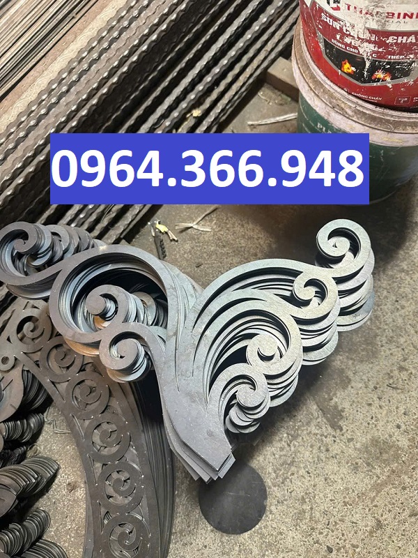 Góc hoa CNC mái kính trang trí mặt tiền