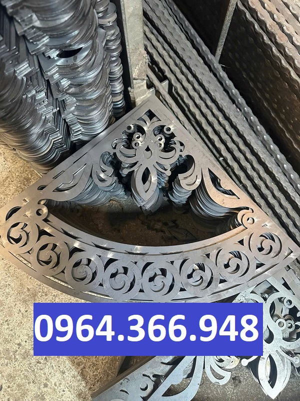 Góc hoa CNC mái kính trang trí mặt tiền