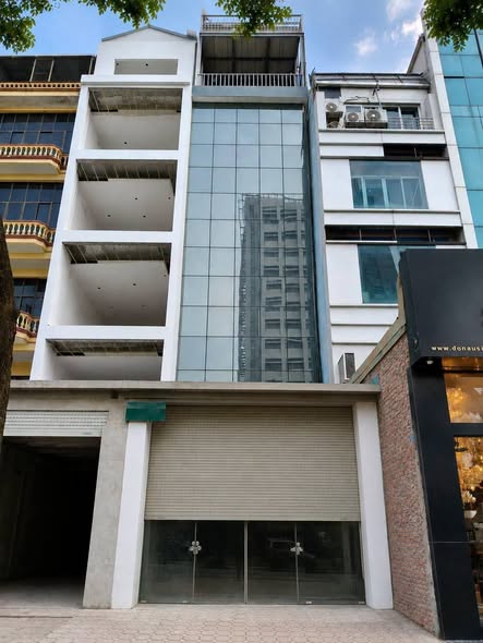 Cho thuê nhà NC, 125m2, mt5m, 5T, thông sàn, 100 tr/th. Hoàng Quốc Việt.