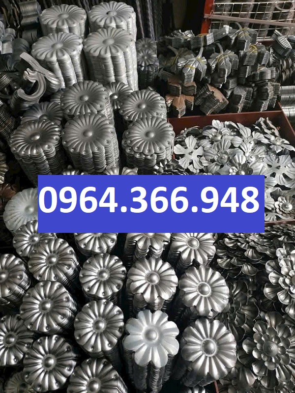 Bông cúc sắt dập tạo điểm nhấn cho hoa văn