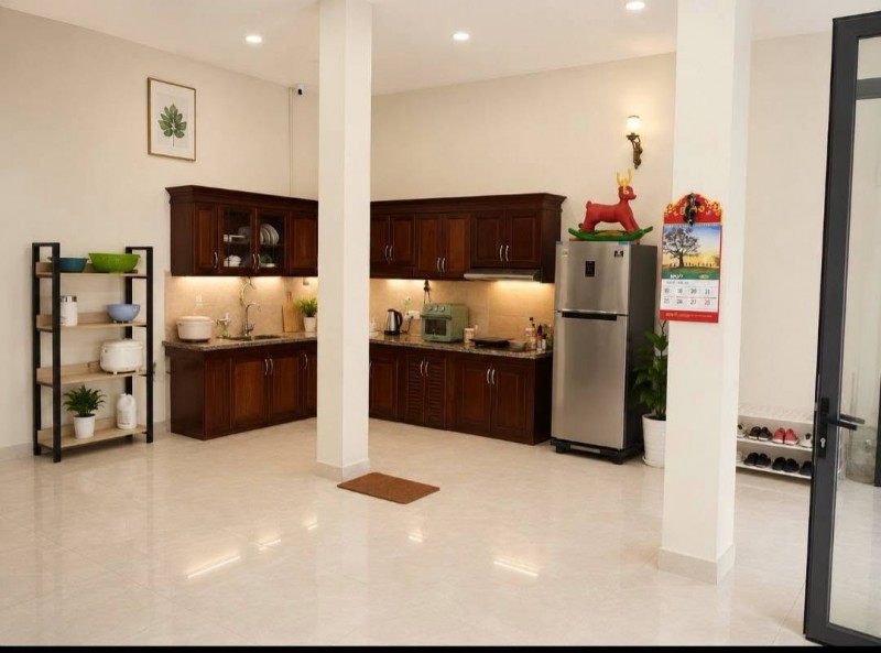 Tìm khách cho MBKD,Tầng 1, 40m2, mt6m, Lạc Long Quân, vỉa hè, gần phố, ô tô tránh.