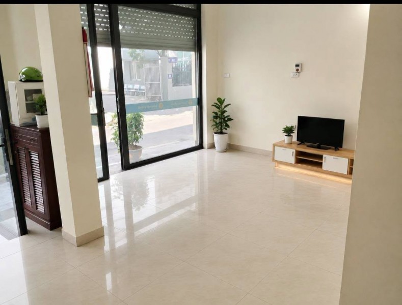 Tìm khách cho MBKD,Tầng 1, 40m2, mt6m, Lạc Long Quân, vỉa hè, gần phố, ô tô tránh.