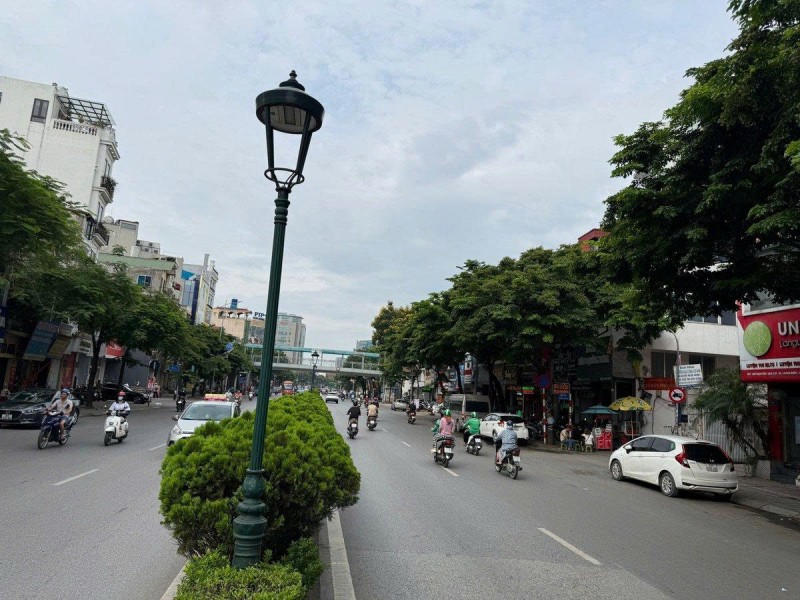Bán Tòa VP Mặt Phố Nguyễn Văn Cừ 150m2 Mặt Tiền 10m Vỉ Hè Đá Bóng Dòng Tiền 150tr/1 Th, 108 Tỷ