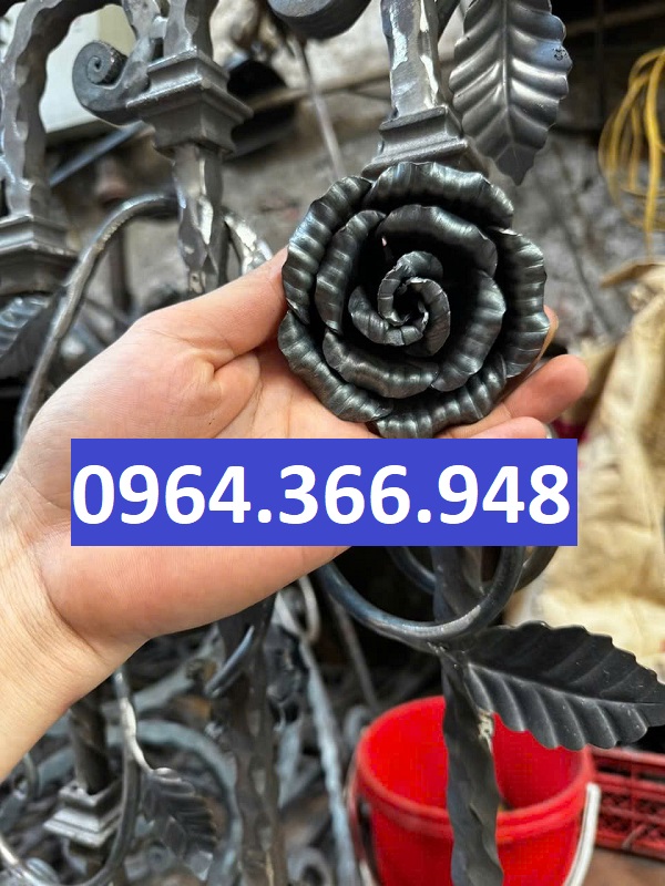 Hoa hồng rèn tay tạo điểm nhấn cho cổng sắt mỹ thuật