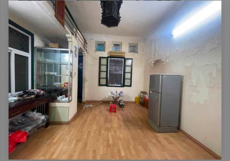 Bán nhà tầng 2 phố Hàng Bè, 92m2, mặt tiền 4.2m, 12.8 tỉ, 2 phòng ngủ, view phố cổ