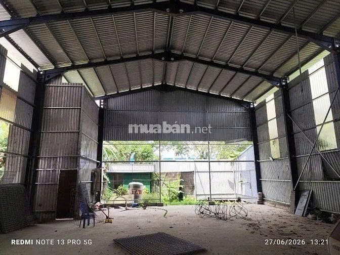 Bán kho xưởng gần 935m2 đất rất đẹp,mặt tiền Quốc Lộ 1A hướng TP.HCM về Long An