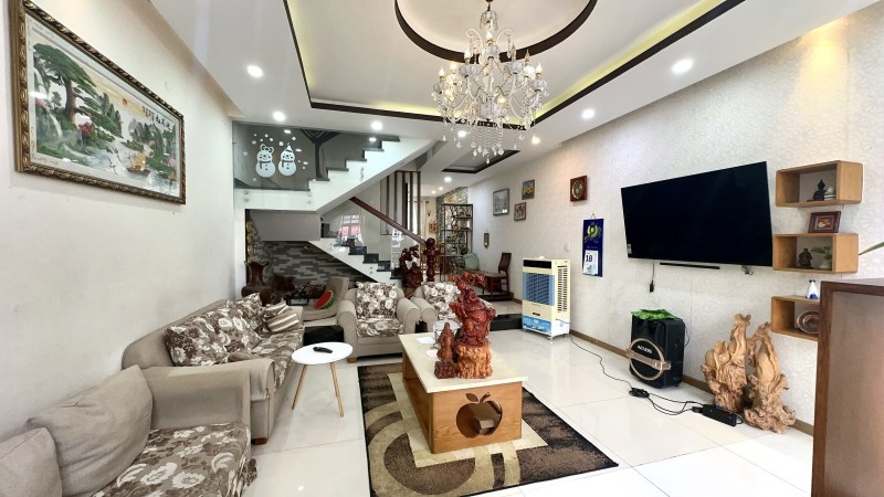 Bán nhà mặt tiền đường 357, Phước Long B, Q9, Thủ Đức, TP HCM. DT 95m2, 3 tầng, SHR. Giá 14.9 tỷ.