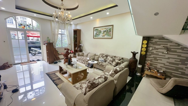 Bán nhà mặt tiền đường 357, Phước Long B, Q9, Thủ Đức, TP HCM. DT 95m2, 3 tầng, SHR. Giá 14.9 tỷ.