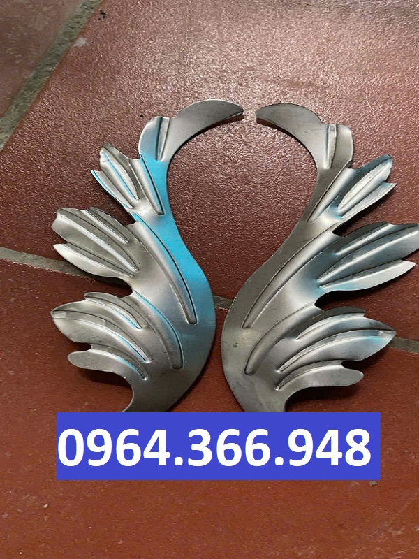 Lá cong trái phải tạo bố cục cân đối cho hoa sắt