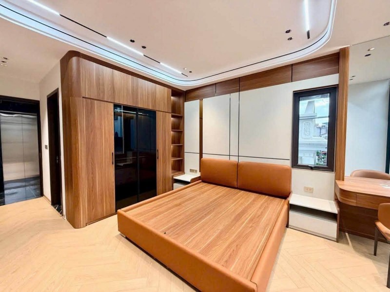 Bán nhà Nguyễn Thái Học 6 tầng thang máy, mặt tiền 5.5m, 60m2, 29.8 tỷ, kinh doanh homestay