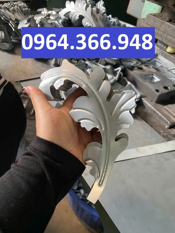 Lá cong đôi sắt tôn dập cho cụm hoa lớn