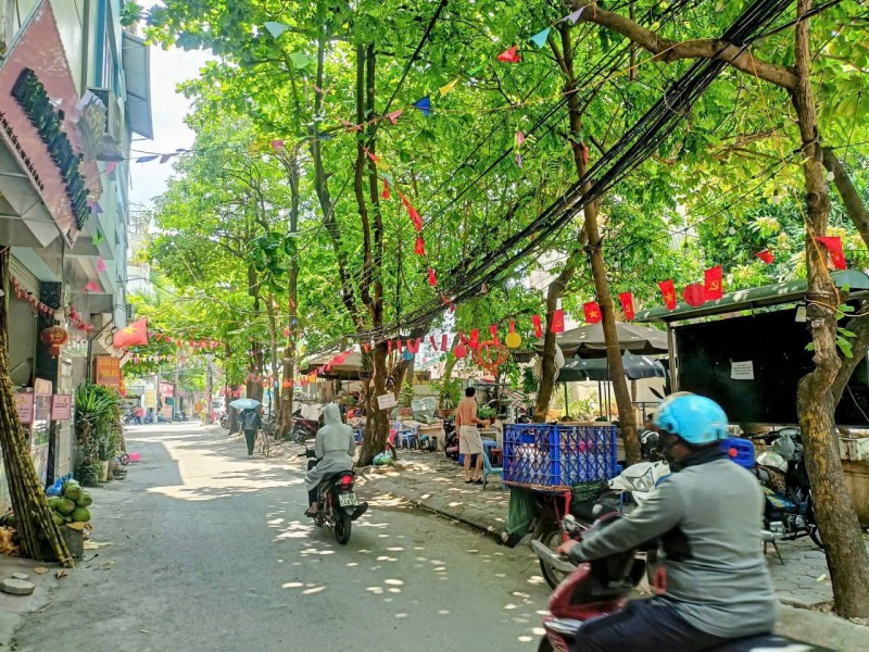 Bán nhà phố Phú Kiều - Vị trí đẹp - MT 9,4m, 2 khối nhà, dòng tiền 35tr-tháng, giá 21,5 tỷ