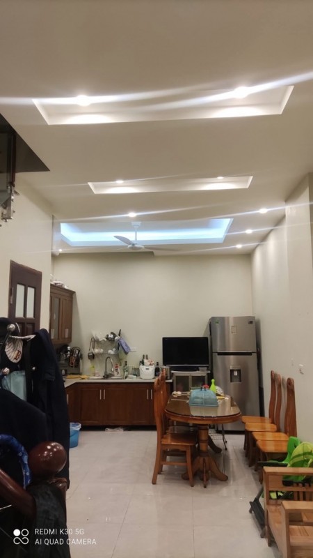 Căn nhà Bát Khối 9 tỷ 50m ô tô đỗ cửa,sổ đỏ Long Biên