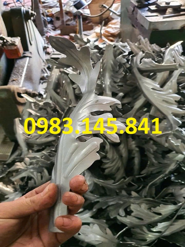 Hoa lá tôn dập, phụ kiện trang trí cổng, cửa sắt mỹ thuật