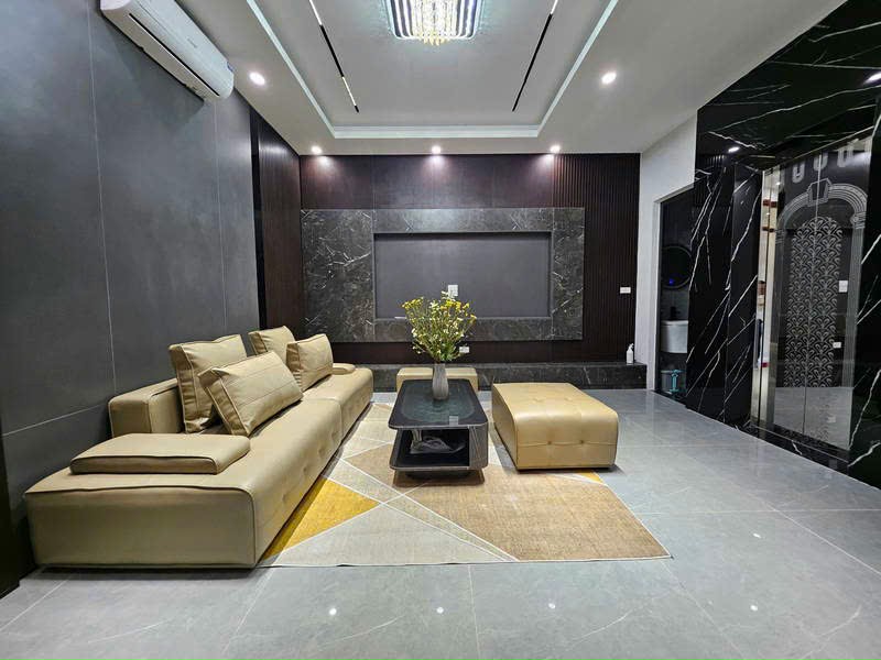 K có căn thứ 2,nhà Phúc Lợi hơn 6 tỷ thang máy, 40M,5 tầng,ô tô đỗ cổng.Chốt nhanh