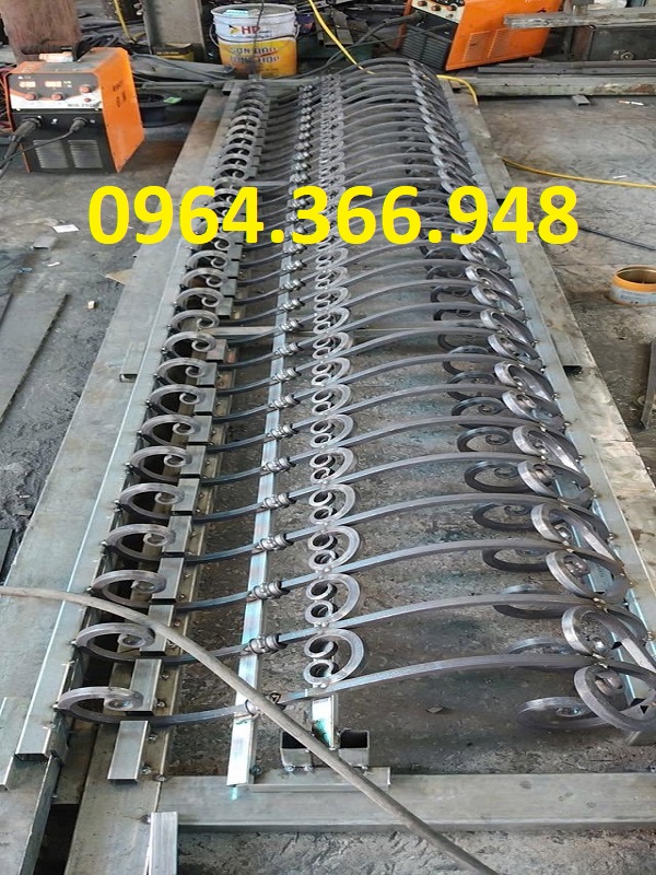 Hoàn thiện thô cổng cửa sắt mỹ thuật theo mẫu thiết kế