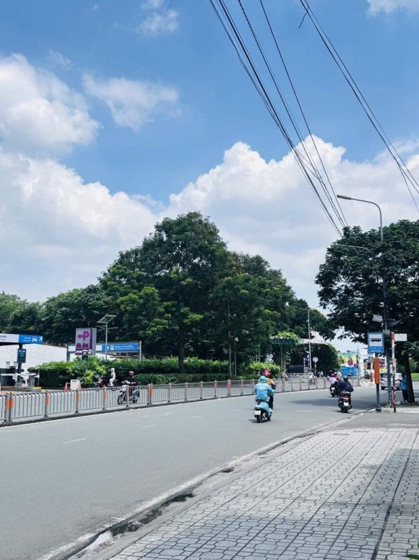 Bán nhà Mặt tiền Bờ Bao Tân Thắng - ngay Aoen Mail, 4x22m, 7 Tầng - 17PN, chỉ 23 Tỷ,