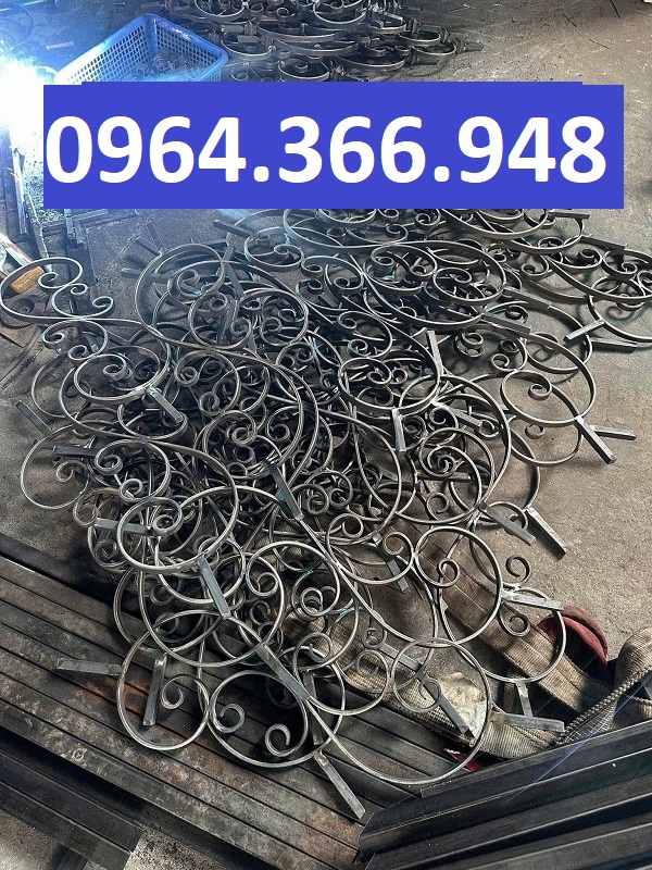 Sản xuất chi tiết sắt uốn cầu thang theo yêu cầu, nhận đơn số lượng lớn