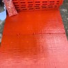 So sánh pallet nhựa có chân và không chân