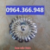 Hoa cúc chấm sắt tôn tạo nét riêng cho hoa văn