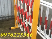 Hàng rào xếp sắt có bánh xe