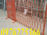 Hàng rào xếp sắt có bánh xe