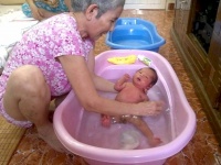 Người chăm sinh nuôi đẻ tại bệnh viện và ở nhà giá tốt