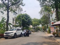 Bán nhà phố đúc 3 tầng, mặt tiền đường 10 m, đất 108.6 m2 (5mx21m), KDC sầm uất, đầy đủ tiện nghi