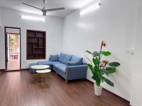 Bán căn hộ tập thể tầng 3, Nghĩa Tân, 68m2, 2 ngủ, căn góc, ô tô vào được, 3 tỷ 50