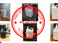 Can nhựa 5 lít đựng nước rửa tay, can nhựa 2 lít đựng thuốc diệt cỏ, can 1 lít đựng chất hóa học tạo