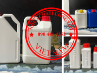 Can nhựa 5 lít đựng nước rửa tay, can nhựa 2 lít đựng thuốc diệt cỏ, can 1 lít đựng chất hóa học tạo