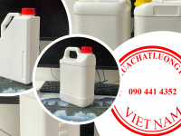 Can Nhựa 1 Lít Đựng Axit Acetic trong các ứng dụng công nghiệp.