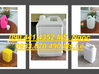 Can nhựa 2 lít đựng thành phần xi măng, can 5 lít đựng dầu lửa 
