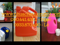 Can 5 lít đựng thuốc kích thích cây trồng, can 2 lít đựng phân đạm, kali…pha loãng 