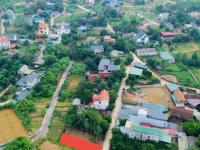100m sát ngã 4 chợ Hòa Lạc, mặt trục chính kinh doanh luôn, sát cổng ĐHQG, gần Quốc Lộ 21A mở rộng