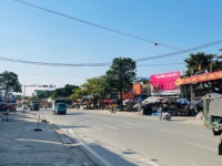 100m sát ngã 4 chợ Hòa Lạc, mặt trục chính kinh doanh luôn, sát cổng ĐHQG, gần Quốc Lộ 21A mở rộng
