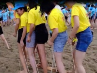 Cho thuê đôi dép gỗ khổng lồ chơi team building, gala dinner.