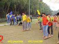 Cho thuê đôi dép gỗ khổng lồ chơi team building, gala dinner.
