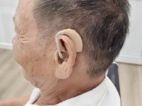 Bác tưởng máy hỏng… Nhưng thực ra đôi tai đã thay đổi sau 6 năm