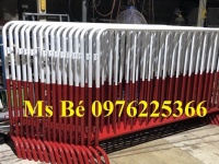 Hàng rào sắt di động phân luồng giao thông