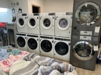 Quận 9 ! SANG RẺ TIỆM GIẶT SẤY SHOP HOUSE LƯỢNG KHÁCH ĐÔNG , Tổng 10 máy mới : Có 2 máy giặt sấy 