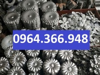 Bông cúc sắt dập tạo điểm nhấn cho hoa văn