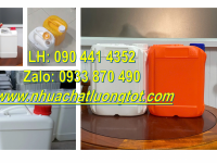 Bình nhựa 2 lít đựng chất xúc tác, can nhựa 5 lít đựng ethanol, các chất gốc dầu 