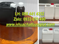 Bình nhựa 2 lít đựng chất xúc tác, can nhựa 5 lít đựng ethanol, các chất gốc dầu 