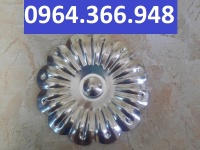 Hoa cúc chấm sắt tôn tạo nét riêng cho hoa văn