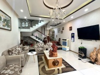 Bán nhà mặt tiền đường 357, Phước Long B, Q9, Thủ Đức, TP HCM. DT 95m2, 3 tầng, SHR. Giá 14.9 tỷ.