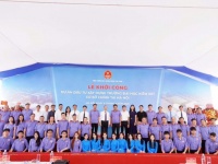 Hàng hiếm bám quốc lộ 6 sát hà đông gần cổng trường đại học