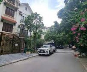 Bán gấp biệt thự khu đô thị Thành Phố Giao Lưu  209m2,  mặt tiền 11m, nhà 2 mặt đường giá 72,8tỷ